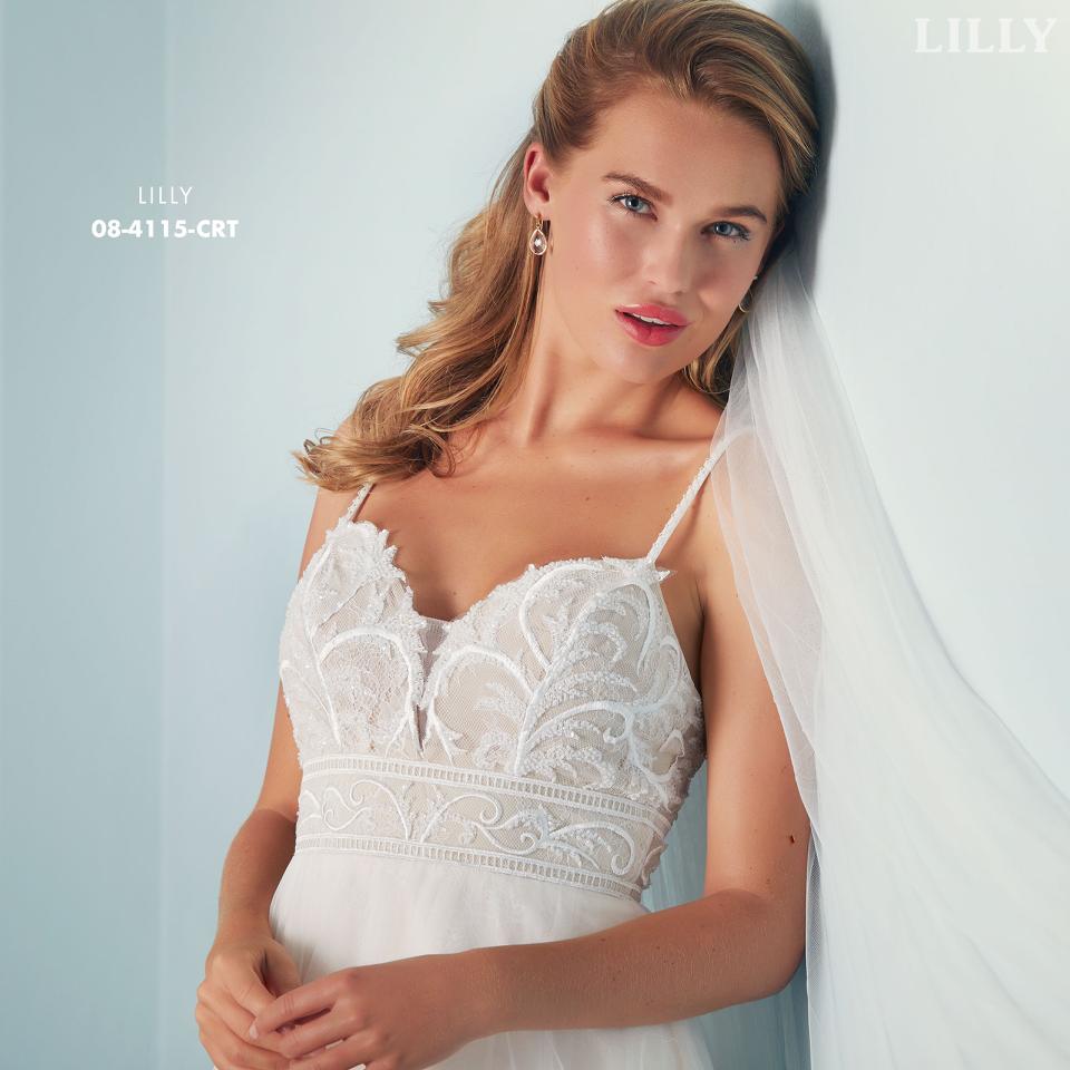 Enkel cremefarvet satin brudekjole